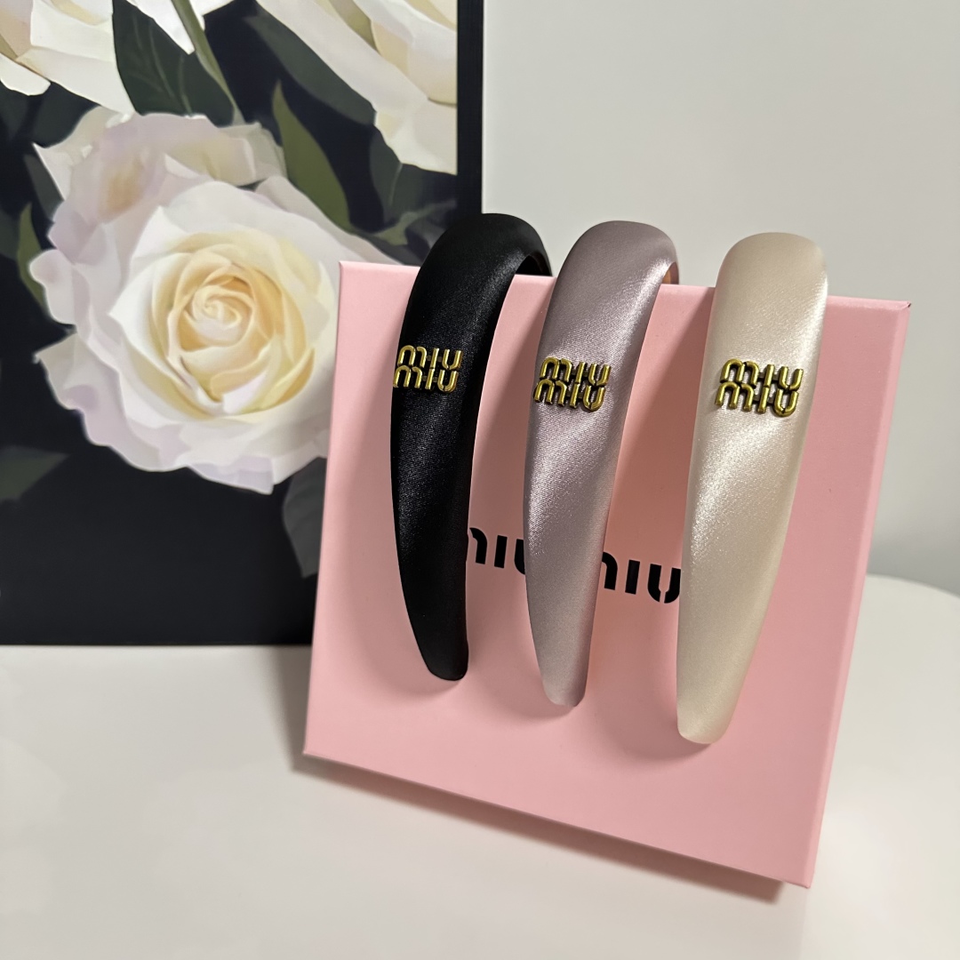  配专柜包装
MiuMiu（缪缪）最新发箍
小仙女快入手
特殊材质 不嘞头
可盐可甜～