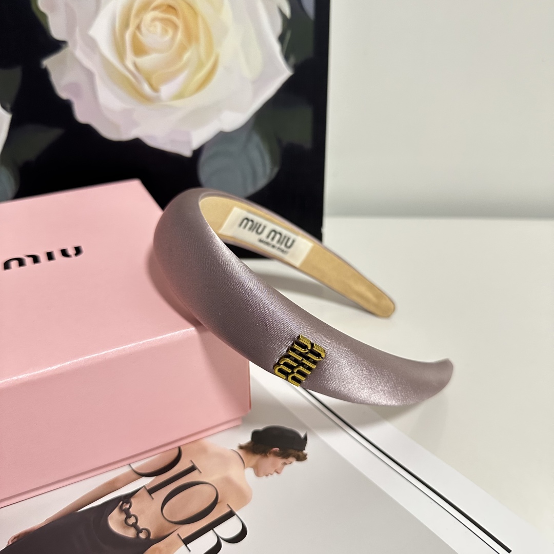  配专柜包装
MiuMiu（缪缪）最新发箍
小仙女快入手
特殊材质 不嘞头
可盐可甜～