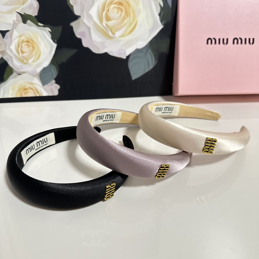  配专柜包装
MiuMiu（缪缪）最新发箍
小仙女快入手
特殊材质 不嘞头
可盐可甜～