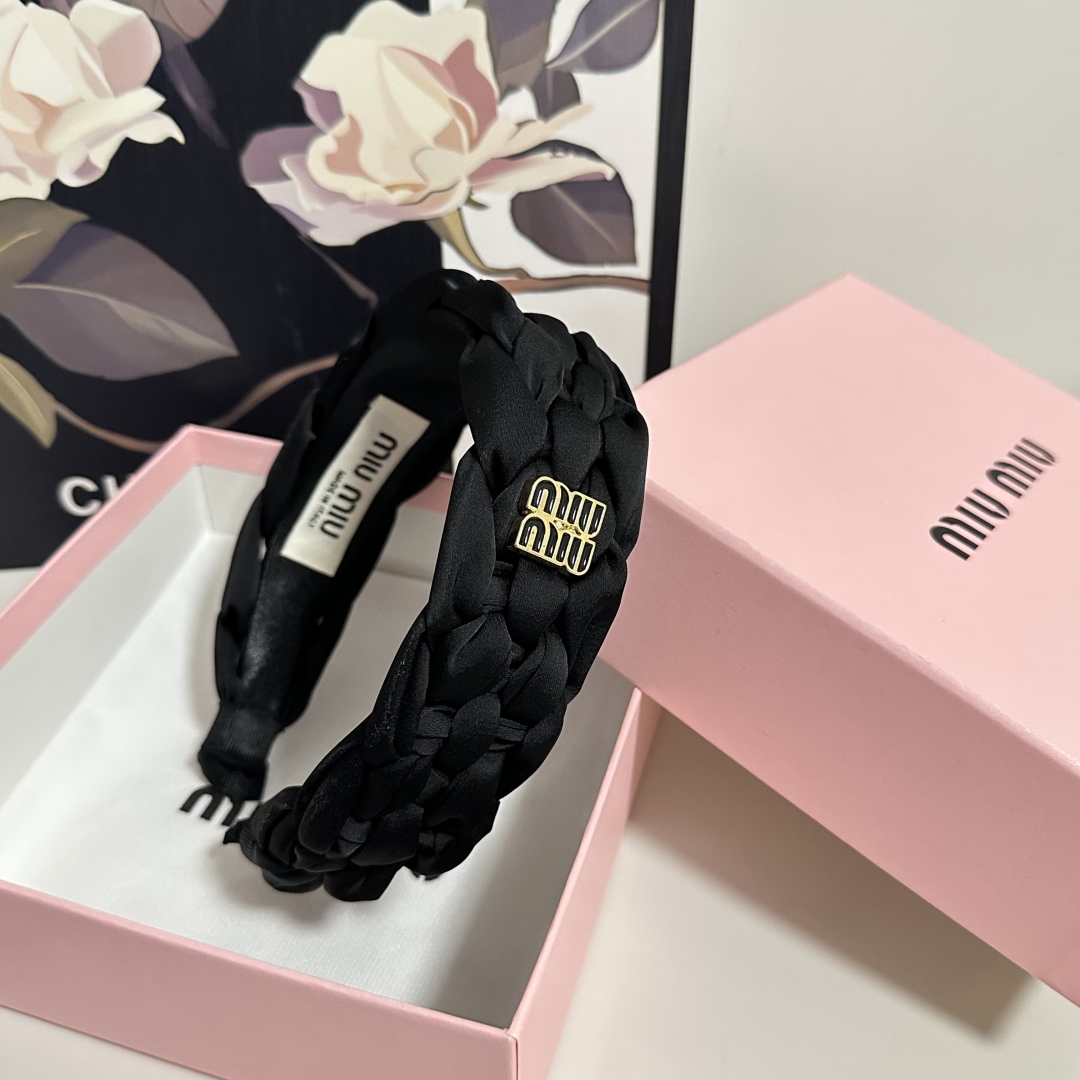  配专柜包装
MiuMiu（缪缪）最新发箍
小仙女快入手
特殊材质 不嘞头
可盐可甜～