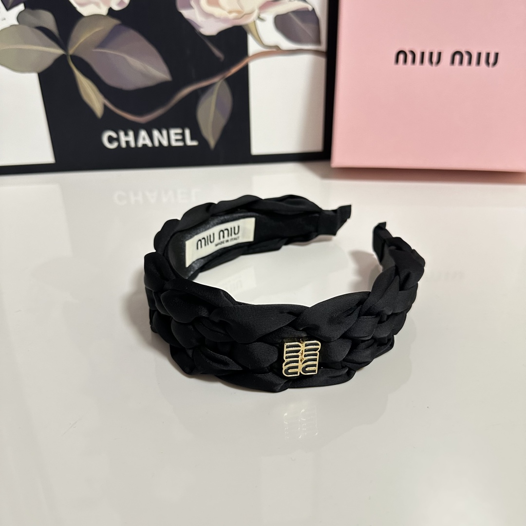  配专柜包装
MiuMiu（缪缪）最新发箍
小仙女快入手
特殊材质 不嘞头
可盐可甜～
