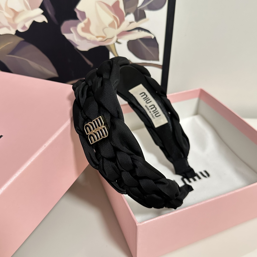  配专柜包装
MiuMiu（缪缪）最新发箍
小仙女快入手
特殊材质 不嘞头
可盐可甜～