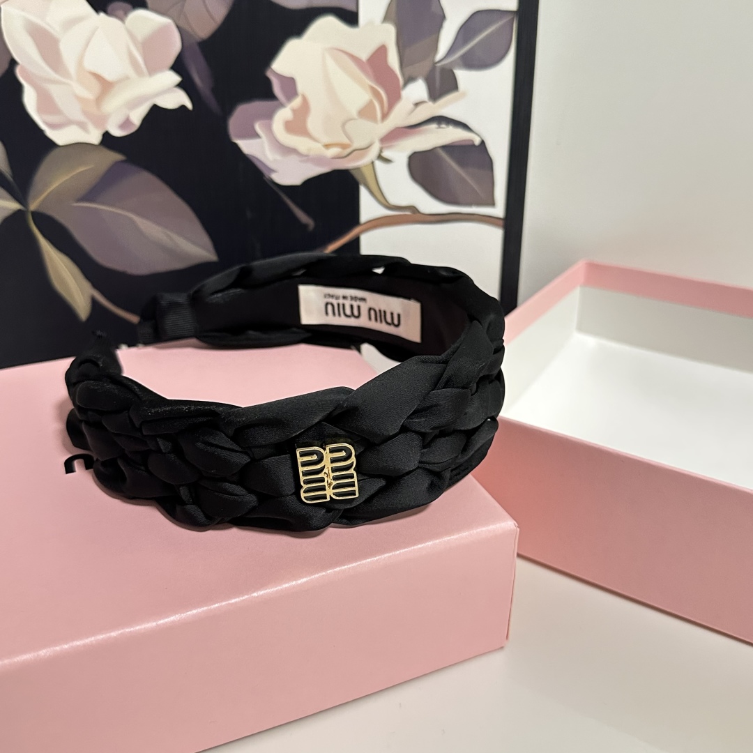  配专柜包装
MiuMiu（缪缪）最新发箍
小仙女快入手
特殊材质 不嘞头
可盐可甜～