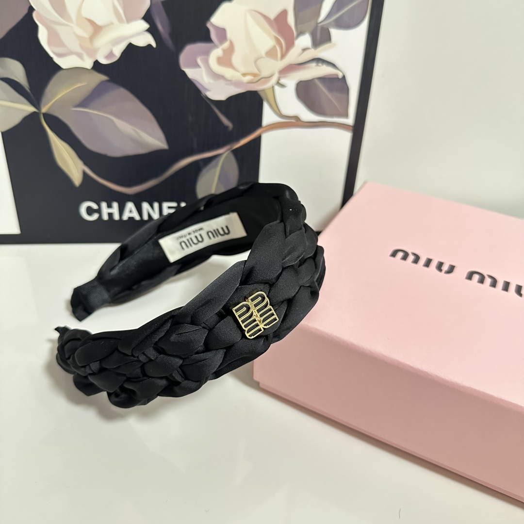  配专柜包装
MiuMiu（缪缪）最新发箍
小仙女快入手
特殊材质 不嘞头
可盐可甜～