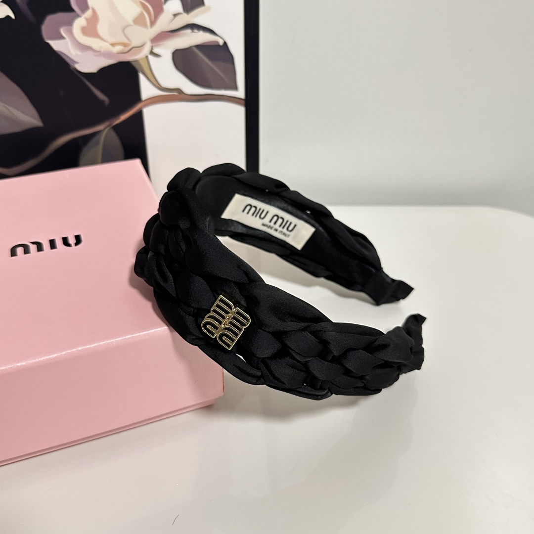  配专柜包装
MiuMiu（缪缪）最新发箍
小仙女快入手
特殊材质 不嘞头
可盐可甜～