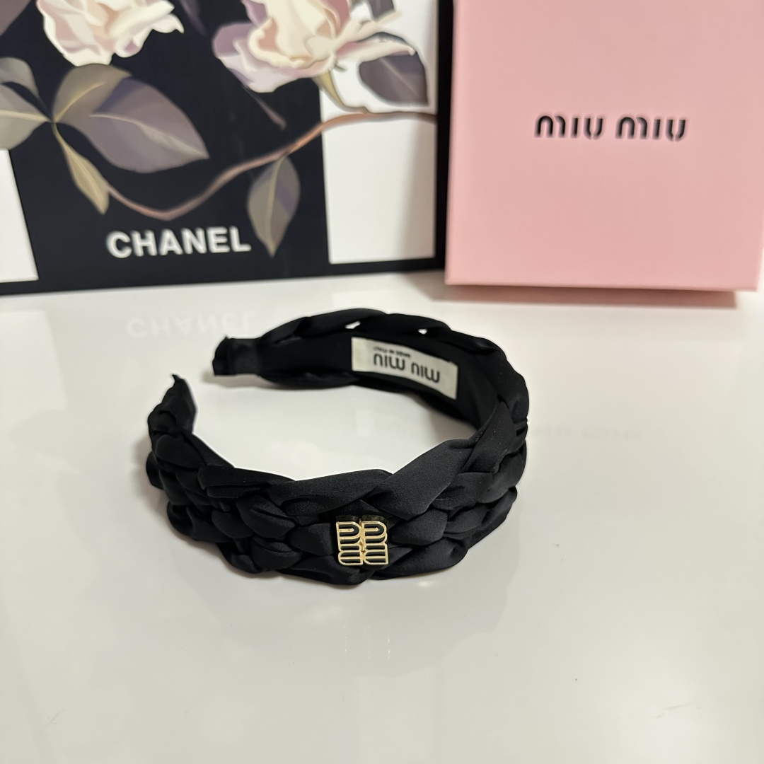  配专柜包装
MiuMiu（缪缪）最新发箍
小仙女快入手
特殊材质 不嘞头
可盐可甜～