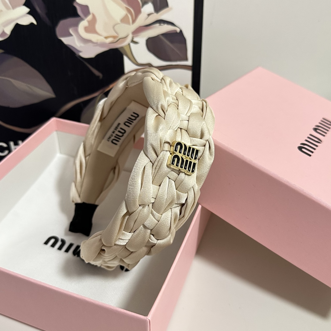 配专柜包装
MiuMiu（缪缪）最新发箍
小仙女快入手
特殊材质 不嘞头
可盐可甜～