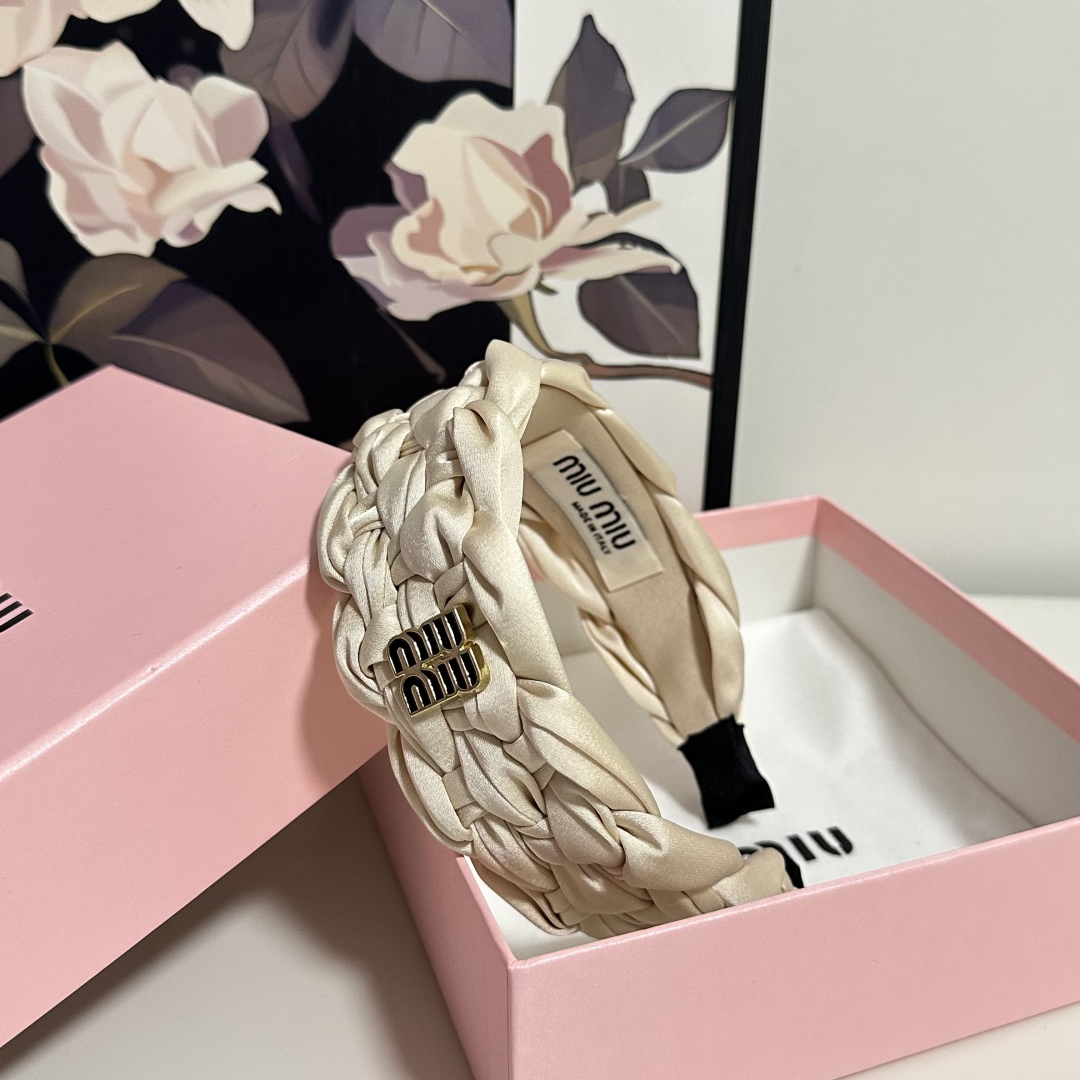  配专柜包装
MiuMiu（缪缪）最新发箍
小仙女快入手
特殊材质 不嘞头
可盐可甜～