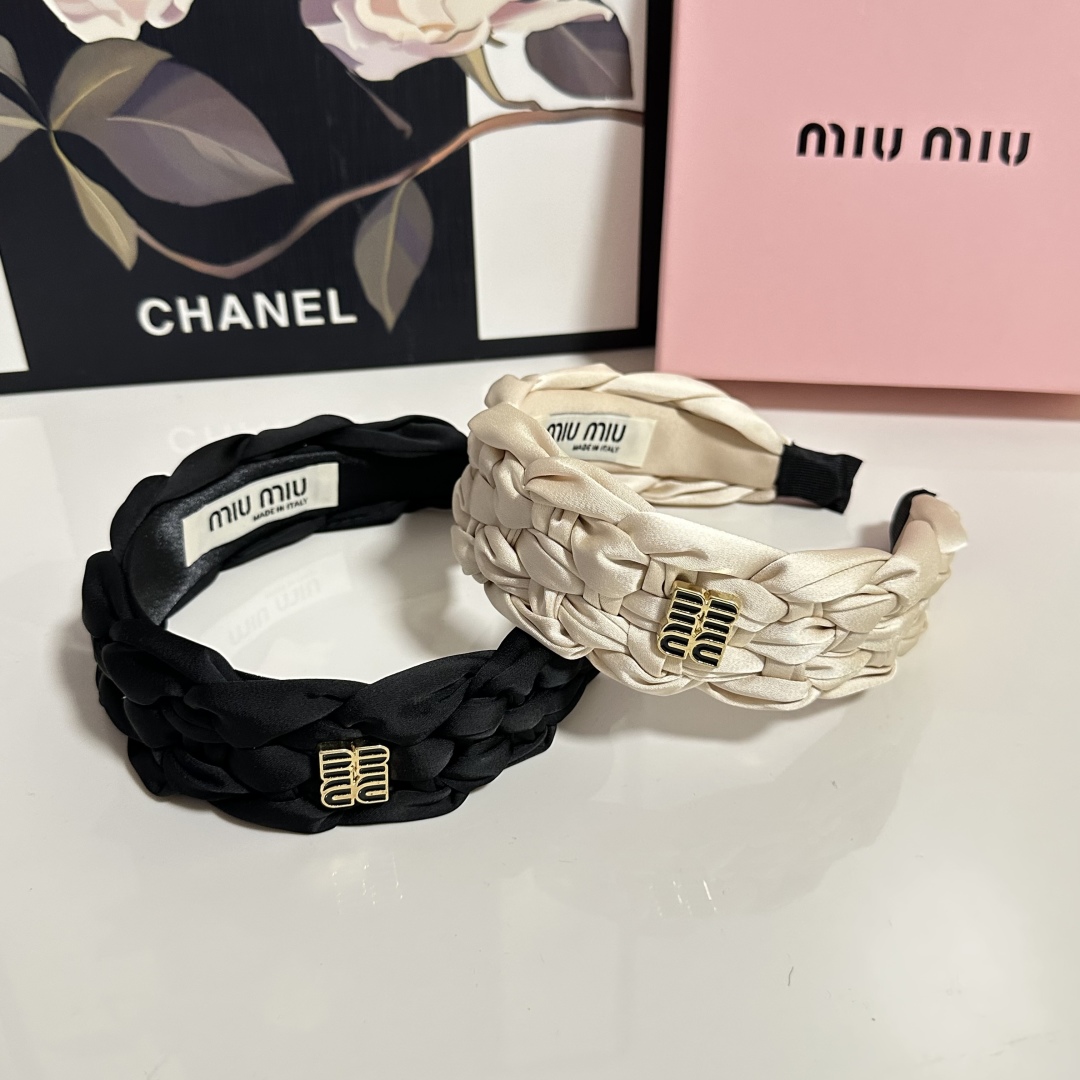  配专柜包装
MiuMiu（缪缪）最新发箍
小仙女快入手
特殊材质 不嘞头
可盐可甜～