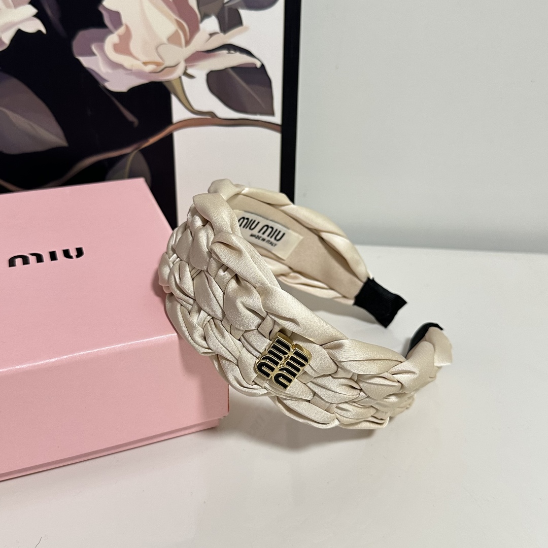  配专柜包装
MiuMiu（缪缪）最新发箍
小仙女快入手
特殊材质 不嘞头
可盐可甜～