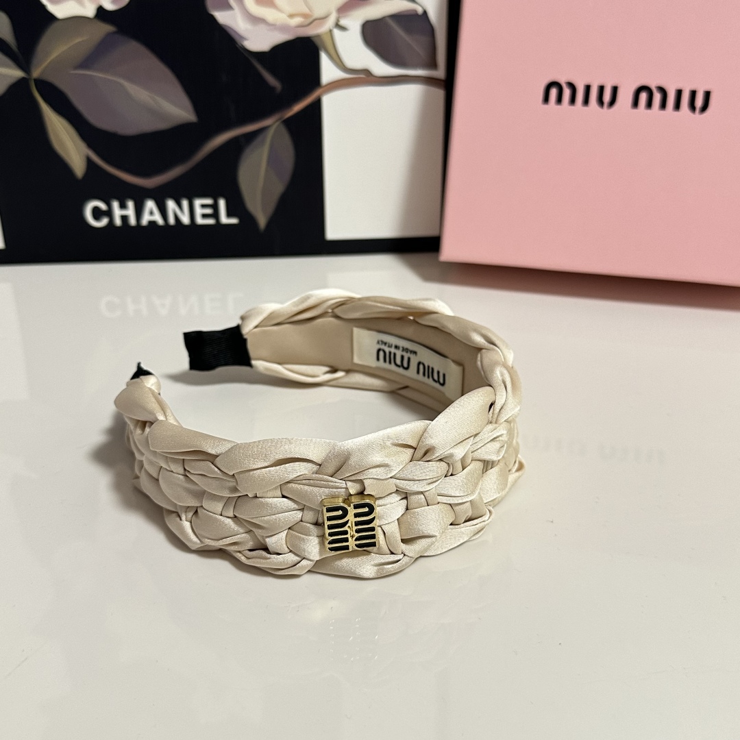  配专柜包装
MiuMiu（缪缪）最新发箍
小仙女快入手
特殊材质 不嘞头
可盐可甜～