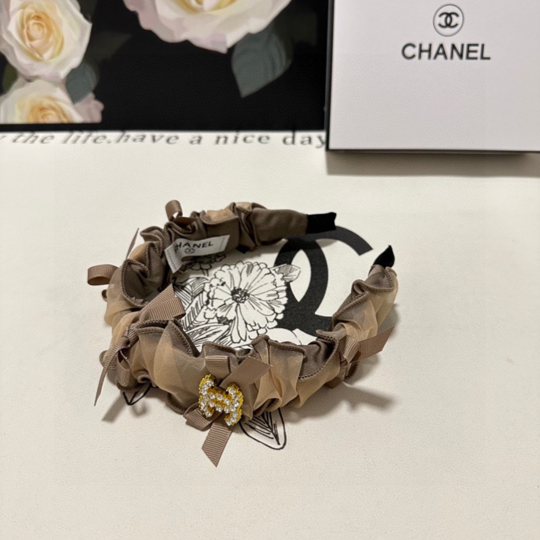  配专柜包装
Chanel（香奈儿）最新发箍
小仙女入手
特殊材质 不嘞头
可盐可甜～