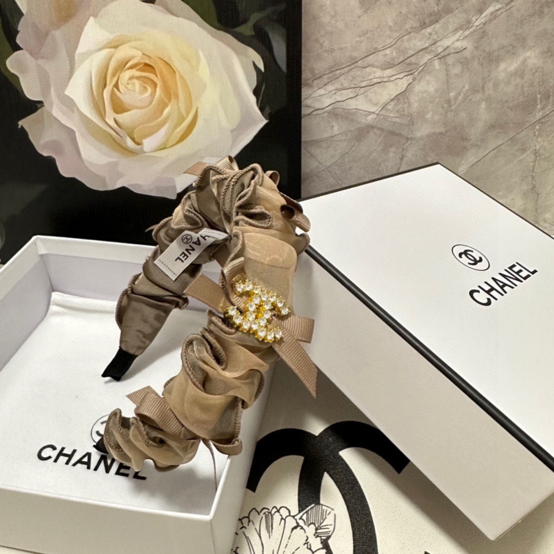  配专柜包装
Chanel（香奈儿）最新发箍
小仙女入手
特殊材质 不嘞头
可盐可甜～
