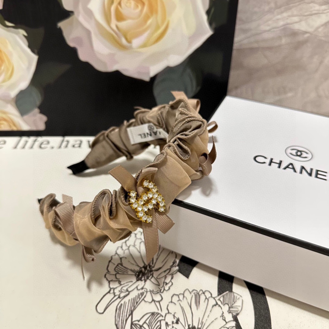  配专柜包装
Chanel（香奈儿）最新发箍
小仙女入手
特殊材质 不嘞头
可盐可甜～