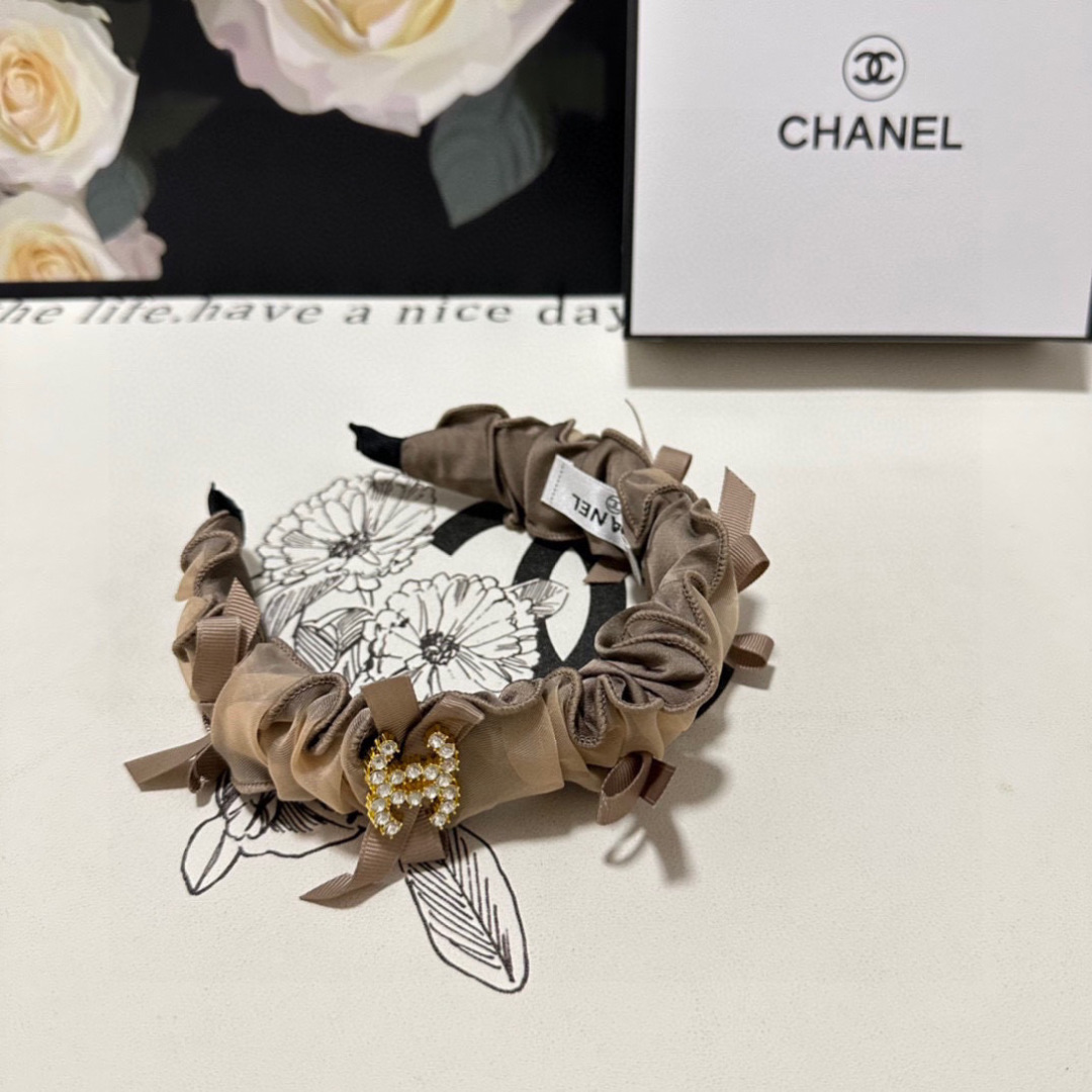 配专柜包装
Chanel（香奈儿）最新发箍
小仙女入手
特殊材质 不嘞头
可盐可甜～