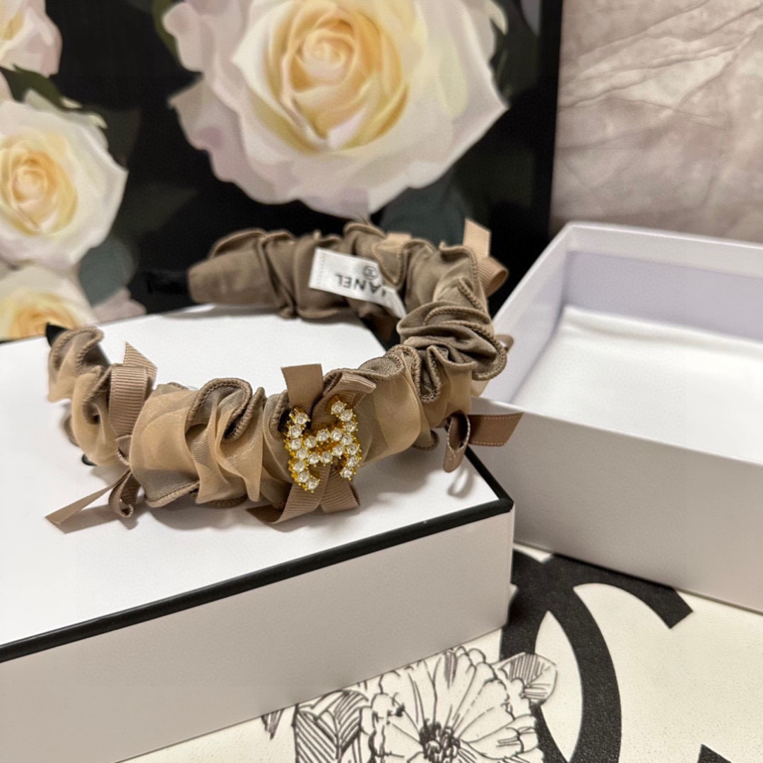  配专柜包装
Chanel（香奈儿）最新发箍
小仙女入手
特殊材质 不嘞头
可盐可甜～