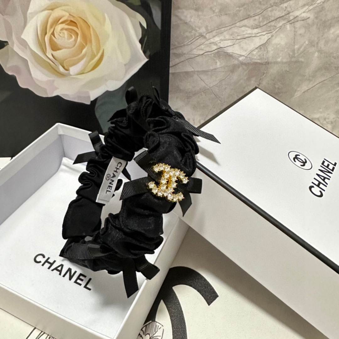  配专柜包装
Chanel（香奈儿）最新发箍
小仙女入手
特殊材质 不嘞头
可盐可甜～