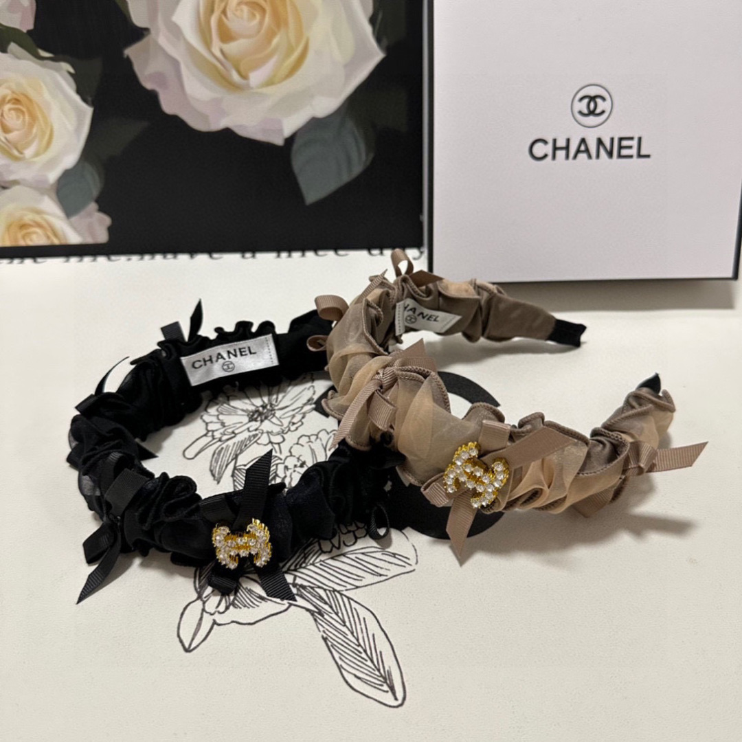  配专柜包装
Chanel（香奈儿）最新发箍
小仙女入手
特殊材质 不嘞头
可盐可甜～