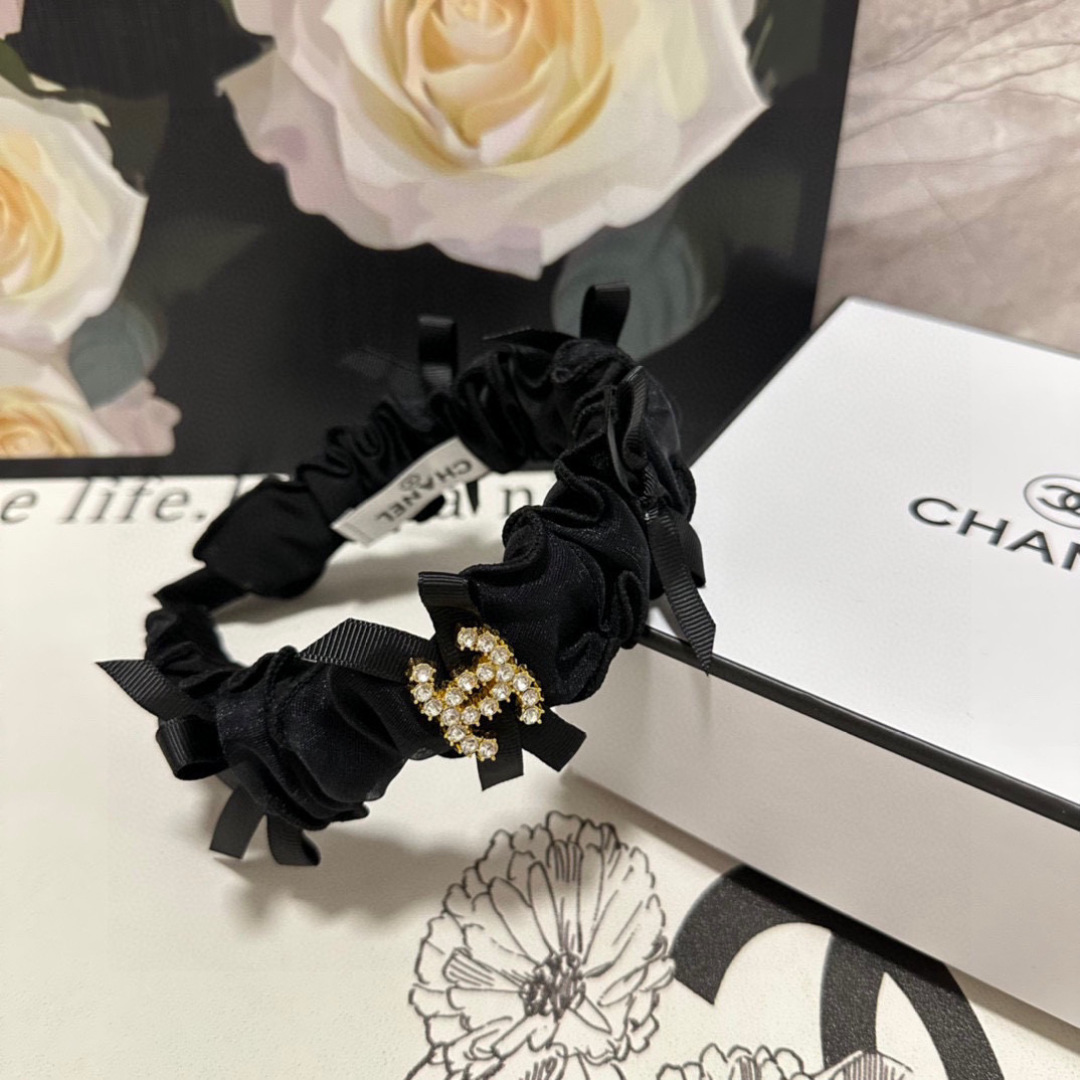  配专柜包装
Chanel（香奈儿）最新发箍
小仙女入手
特殊材质 不嘞头
可盐可甜～