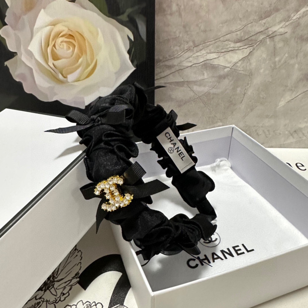  配专柜包装
Chanel（香奈儿）最新发箍
小仙女入手
特殊材质 不嘞头
可盐可甜～
