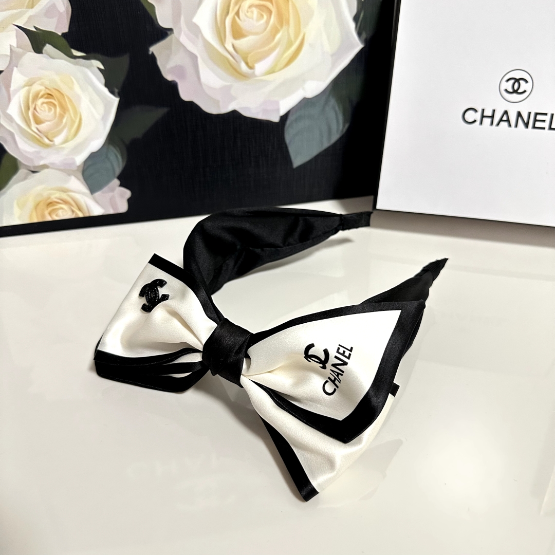  配专柜包装
Chanel (香奈儿)最新蝴蝶结发箍
小仙女快入手
特殊材质 不嘞头
可盐可甜～
