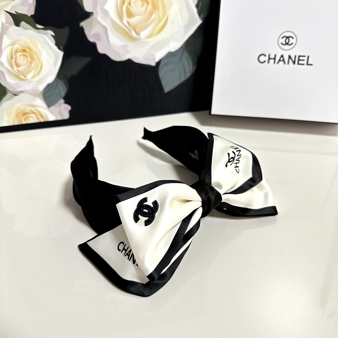  配专柜包装
Chanel (香奈儿)最新蝴蝶结发箍
小仙女快入手
特殊材质 不嘞头
可盐可甜～