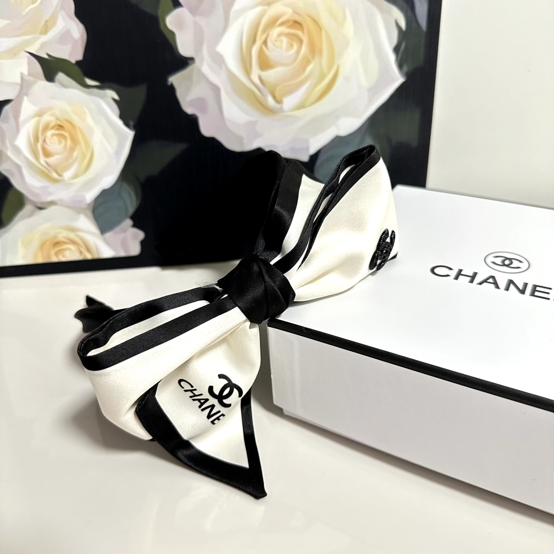  配专柜包装
Chanel (香奈儿)最新蝴蝶结发箍
小仙女快入手
特殊材质 不嘞头
可盐可甜～