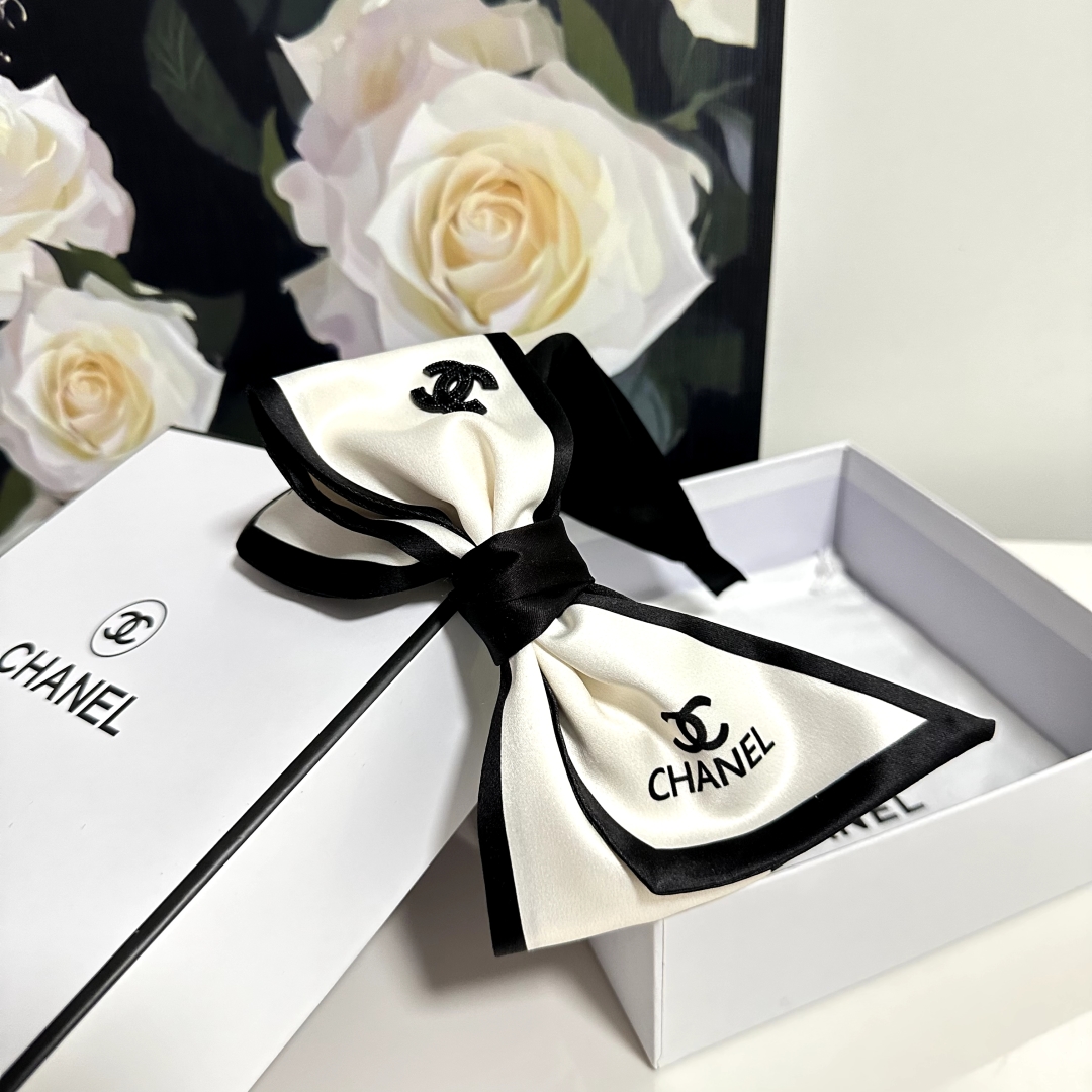  配专柜包装
Chanel (香奈儿)最新蝴蝶结发箍
小仙女快入手
特殊材质 不嘞头
可盐可甜～