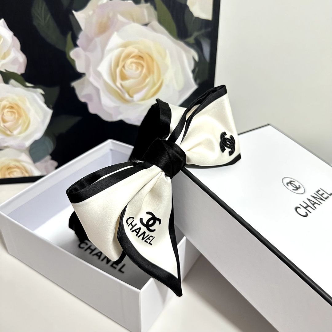  配专柜包装
Chanel (香奈儿)最新蝴蝶结发箍
小仙女快入手
特殊材质 不嘞头
可盐可甜～