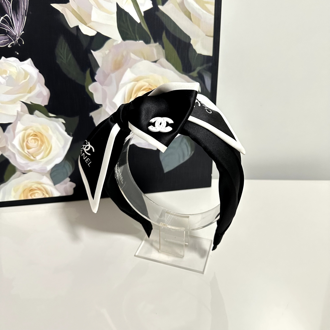  配专柜包装
Chanel (香奈儿)最新蝴蝶结发箍
小仙女快入手
特殊材质 不嘞头
可盐可甜～
