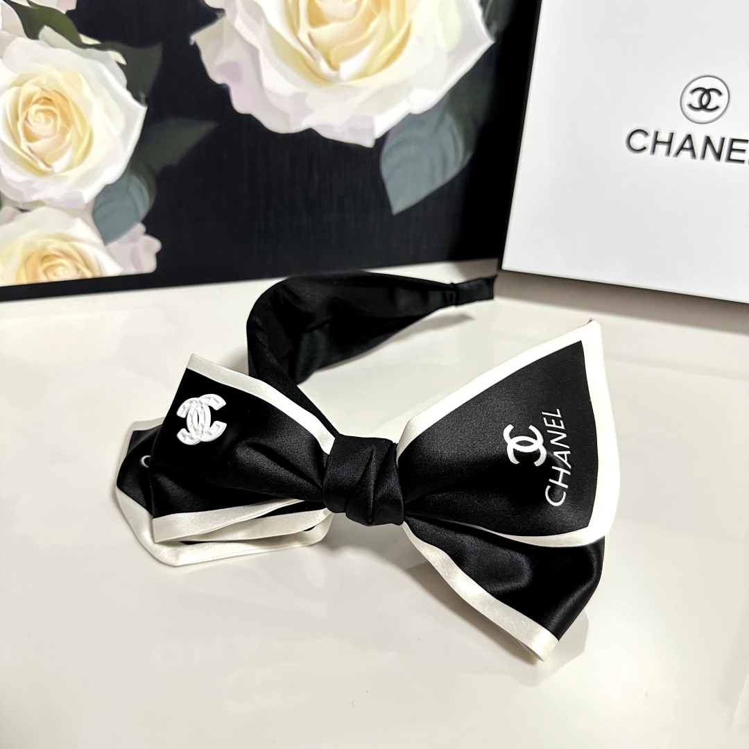  配专柜包装
Chanel (香奈儿)最新蝴蝶结发箍
小仙女快入手
特殊材质 不嘞头
可盐可甜～