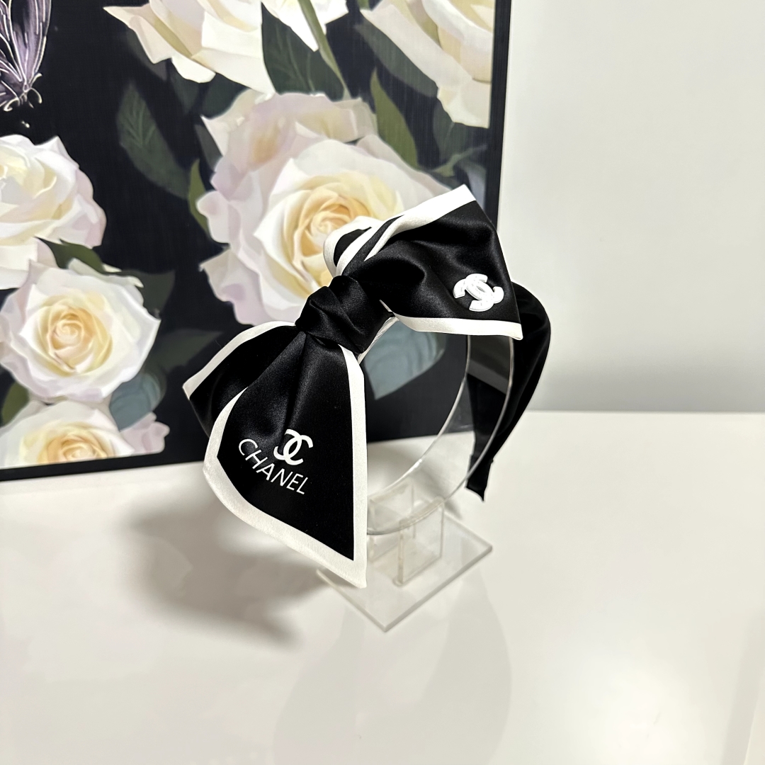  配专柜包装
Chanel (香奈儿)最新蝴蝶结发箍
小仙女快入手
特殊材质 不嘞头
可盐可甜～