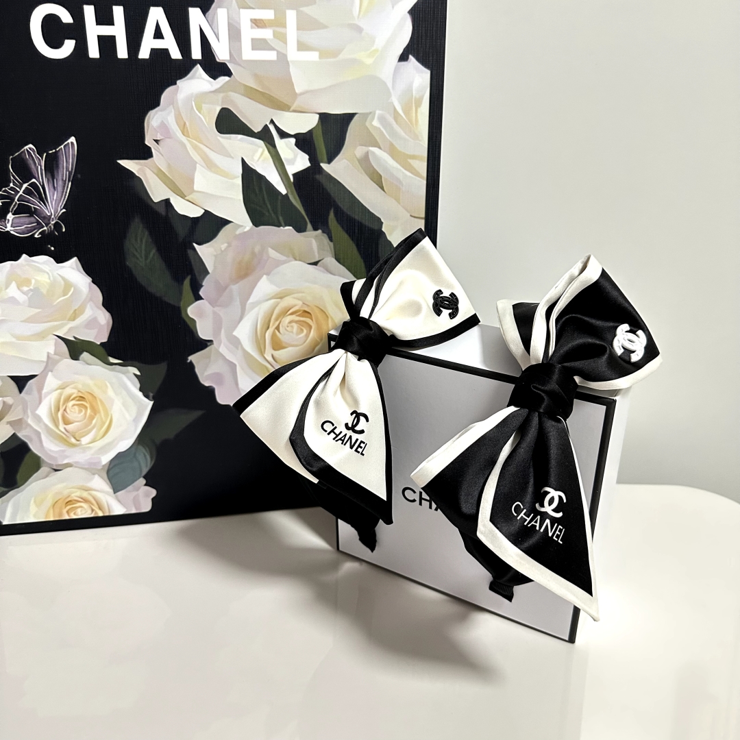  配专柜包装
Chanel (香奈儿)最新蝴蝶结发箍
小仙女快入手
特殊材质 不嘞头
可盐可甜～