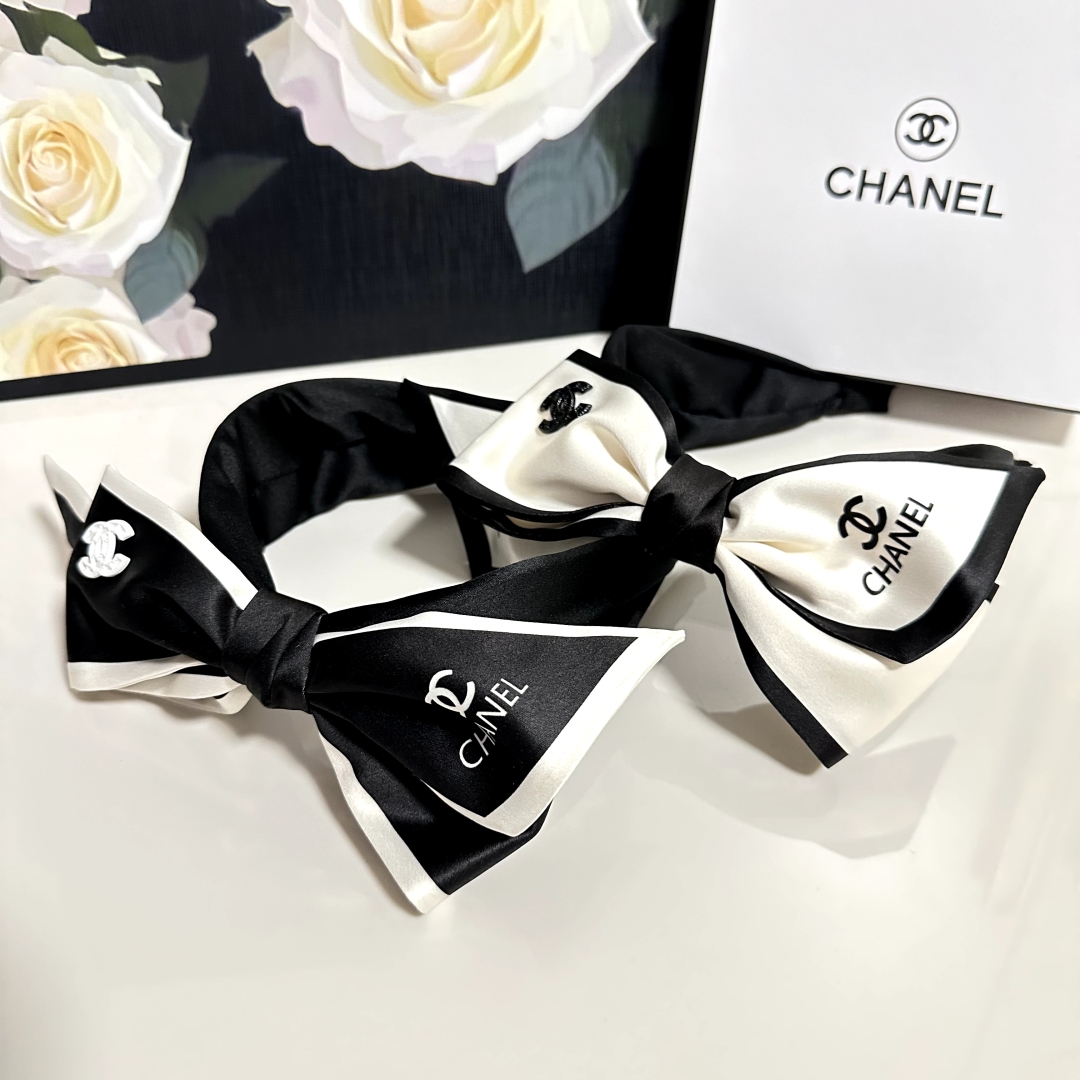  配专柜包装
Chanel (香奈儿)最新蝴蝶结发箍
小仙女快入手
特殊材质 不嘞头
可盐可甜～