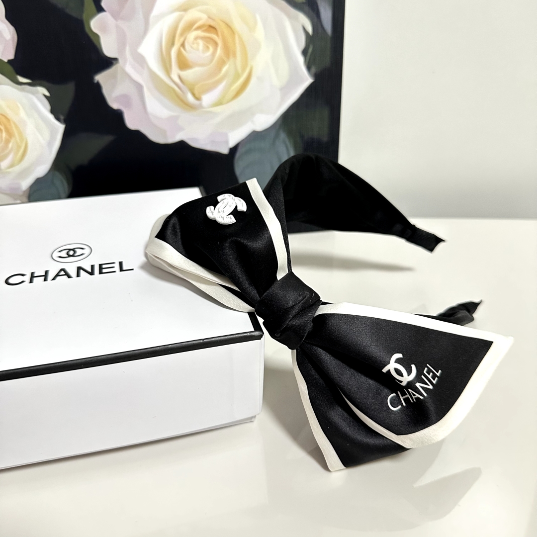  配专柜包装
Chanel (香奈儿)最新蝴蝶结发箍
小仙女快入手
特殊材质 不嘞头
可盐可甜～