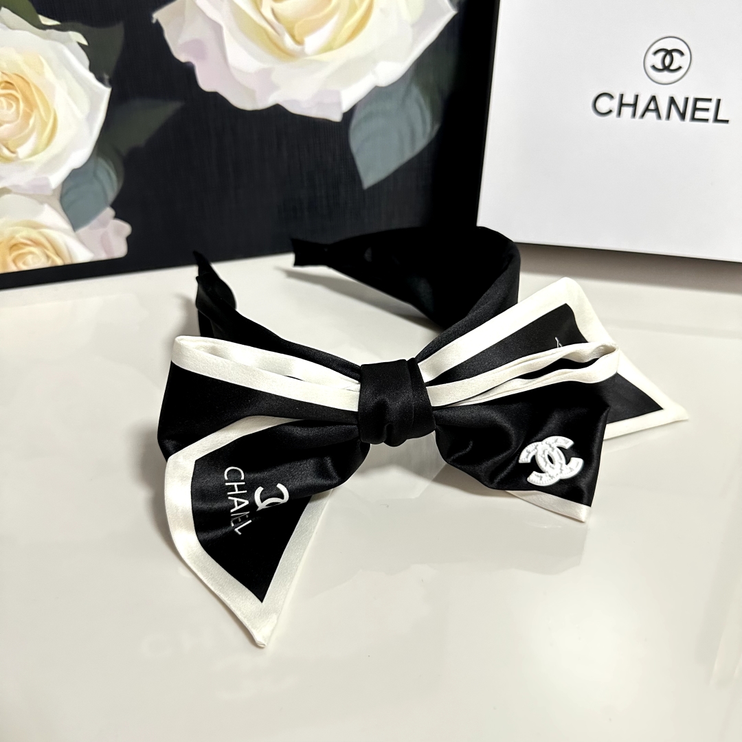  配专柜包装
Chanel (香奈儿)最新蝴蝶结发箍
小仙女快入手
特殊材质 不嘞头
可盐可甜～