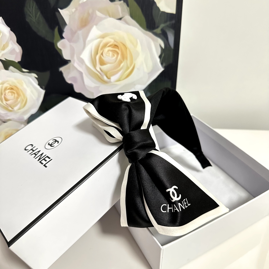 配专柜包装
Chanel (香奈儿)最新蝴蝶结发箍
小仙女快入手
特殊材质 不嘞头
可盐可甜～