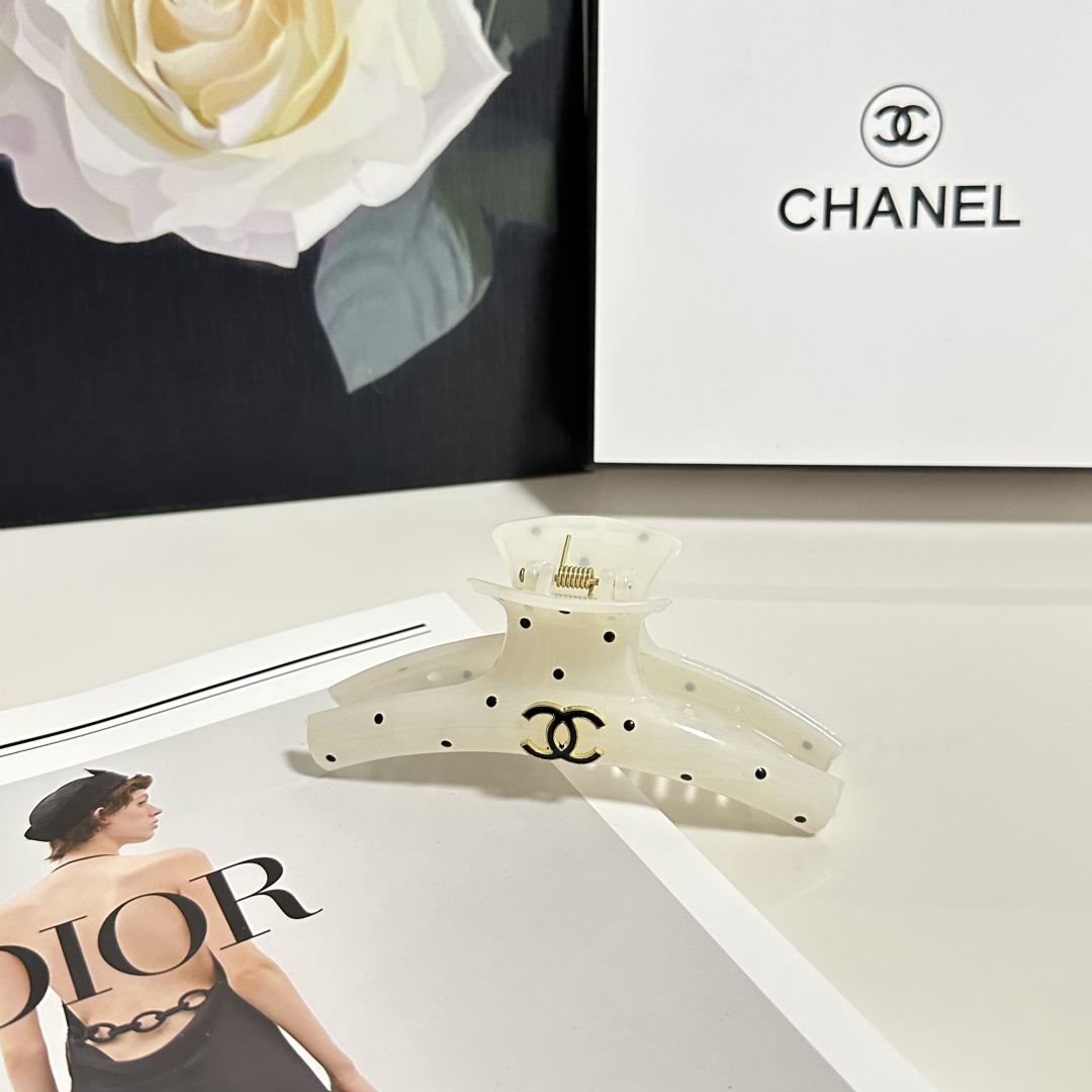  配专柜包装 
Chanel（香奈儿）最新爆款来啦✨💫
中古vintage复古抓夹
优雅的girl值得入