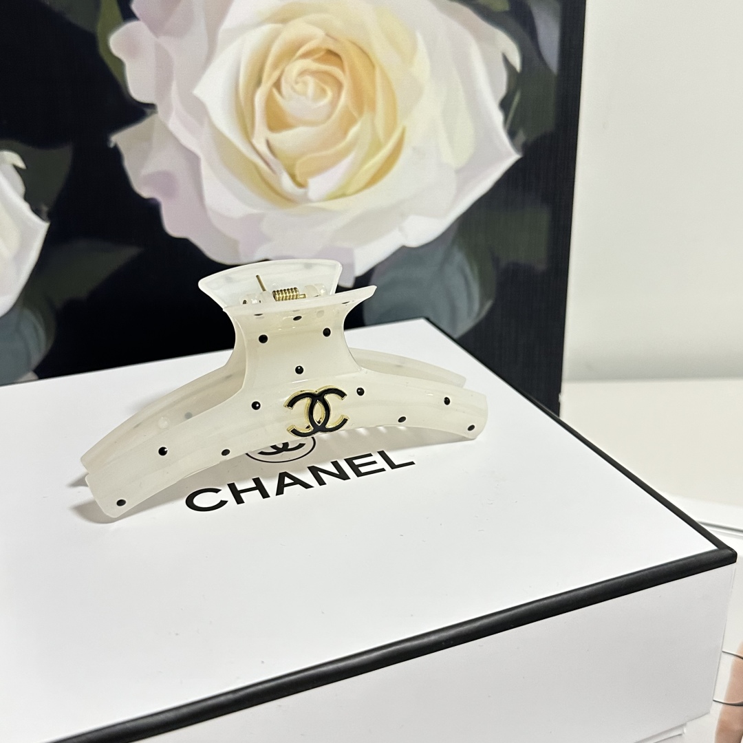  配专柜包装 
Chanel（香奈儿）最新爆款来啦✨💫
中古vintage复古抓夹
优雅的girl值得入