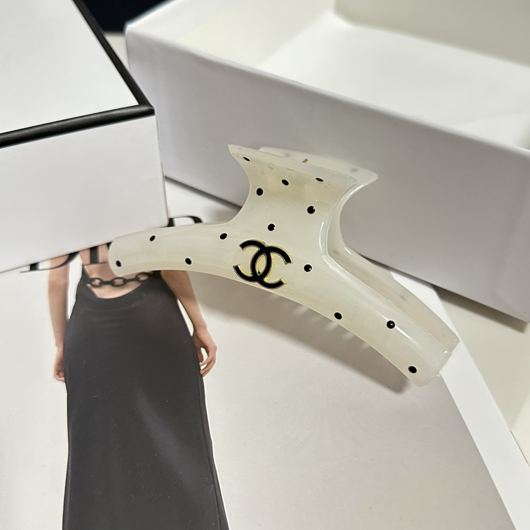  配专柜包装 
Chanel（香奈儿）最新爆款来啦✨💫
中古vintage复古抓夹
优雅的girl值得入
