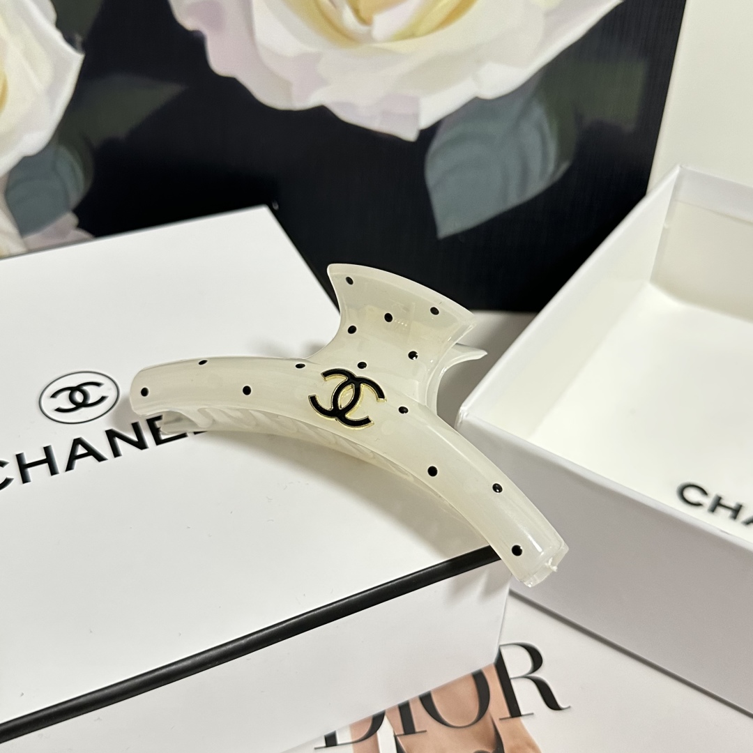  配专柜包装 
Chanel（香奈儿）最新爆款来啦✨💫
中古vintage复古抓夹
优雅的girl值得入