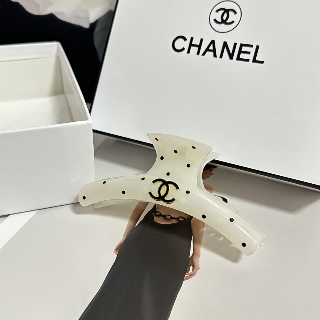  配专柜包装 
Chanel（香奈儿）最新爆款来啦✨💫
中古vintage复古抓夹
优雅的girl值得入