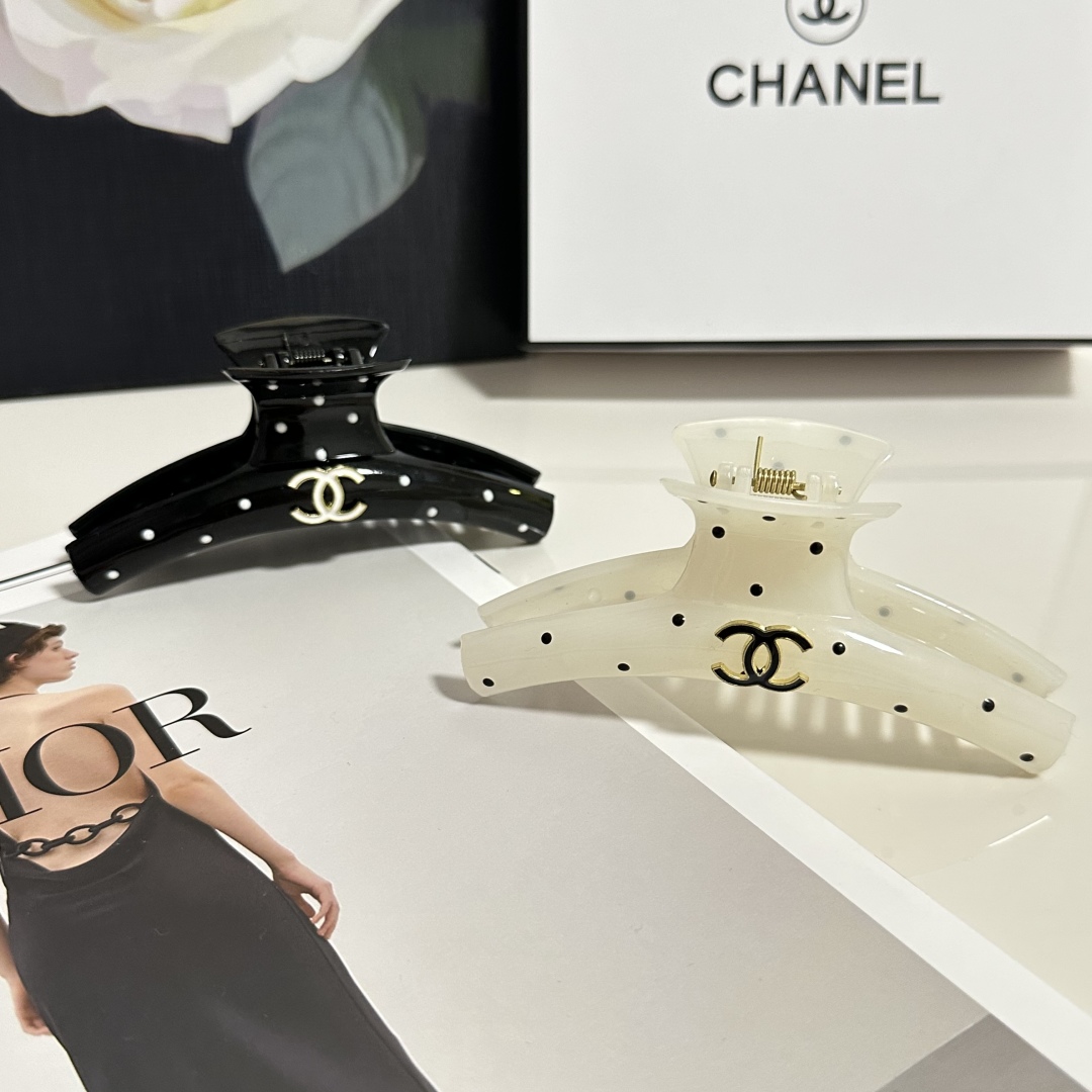  配专柜包装 
Chanel（香奈儿）最新爆款来啦✨💫
中古vintage复古抓夹
优雅的girl值得入