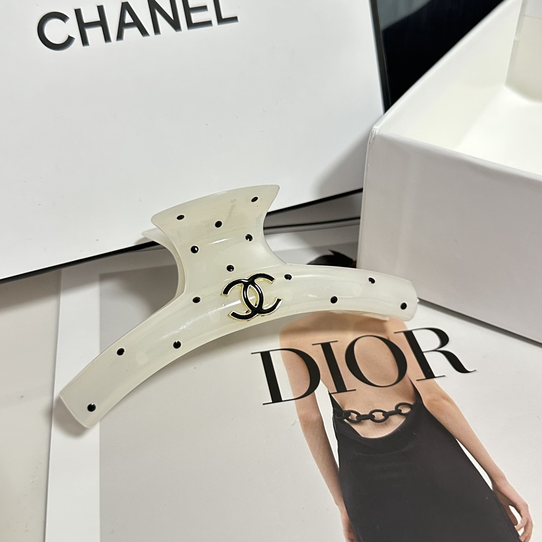  配专柜包装 
Chanel（香奈儿）最新爆款来啦✨💫
中古vintage复古抓夹
优雅的girl值得入