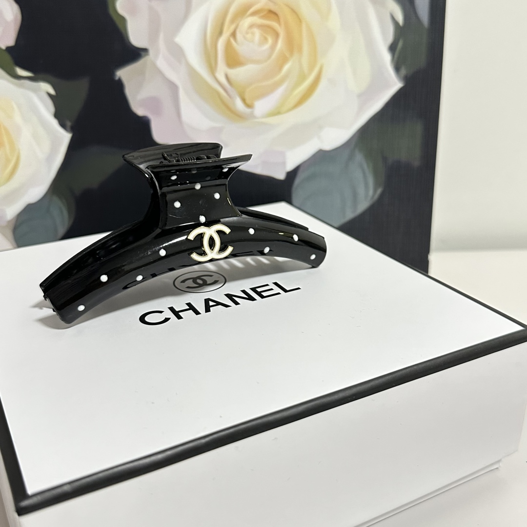  配专柜包装 
Chanel（香奈儿）最新爆款来啦✨💫
中古vintage复古抓夹
优雅的girl值得入