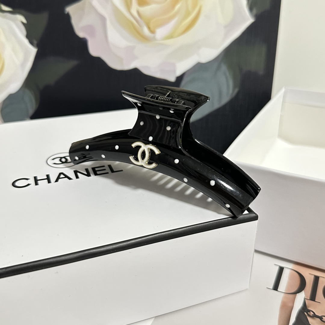  配专柜包装 
Chanel（香奈儿）最新爆款来啦✨💫
中古vintage复古抓夹
优雅的girl值得入