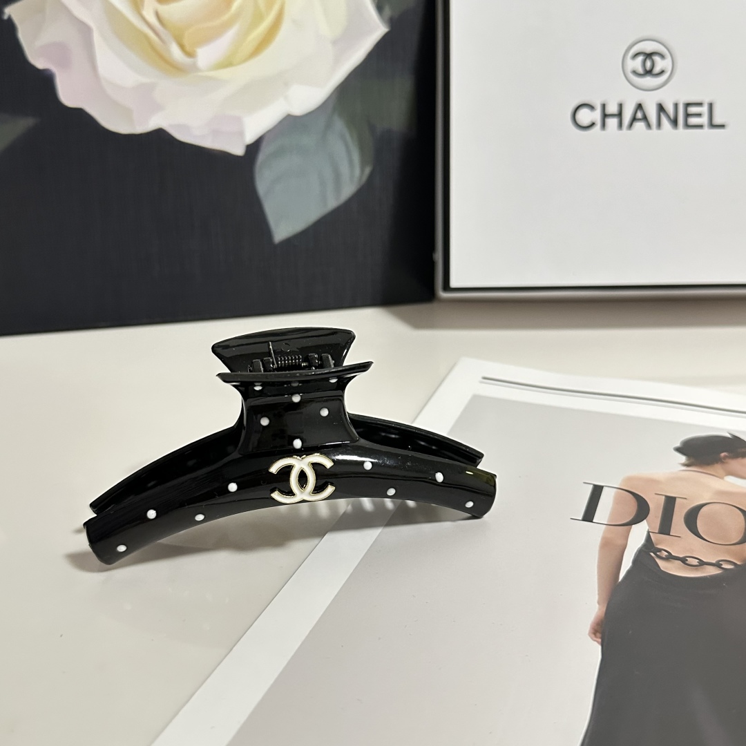  配专柜包装 
Chanel（香奈儿）最新爆款来啦✨💫
中古vintage复古抓夹
优雅的girl值得入