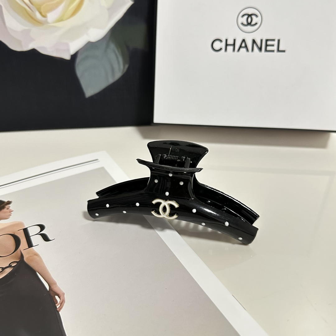  配专柜包装 
Chanel（香奈儿）最新爆款来啦✨💫
中古vintage复古抓夹
优雅的girl值得入
