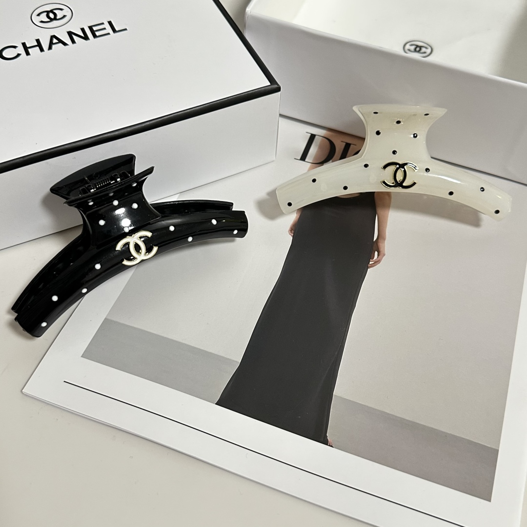  配专柜包装 
Chanel（香奈儿）最新爆款来啦✨💫
中古vintage复古抓夹
优雅的girl值得入