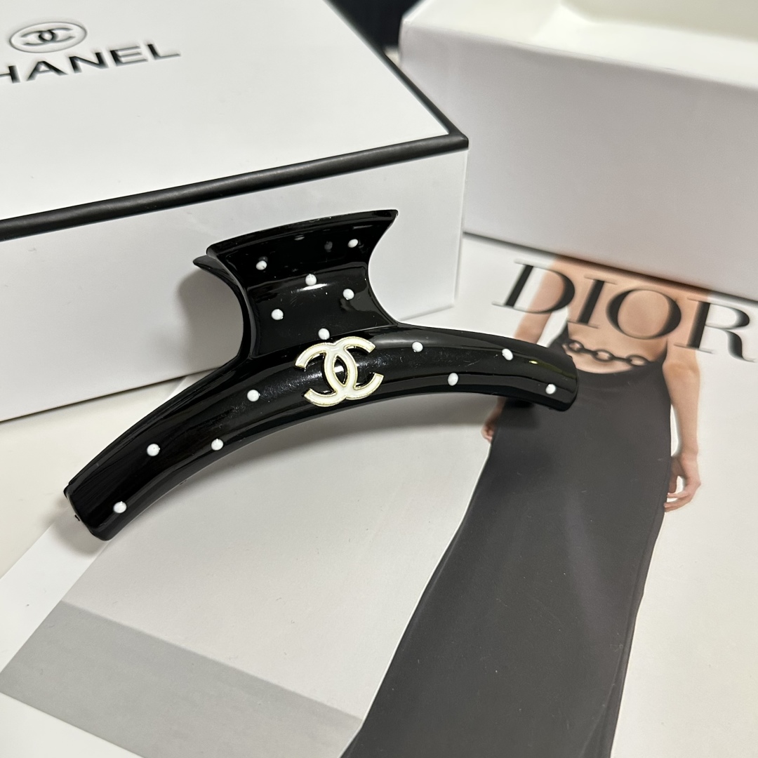  配专柜包装 
Chanel（香奈儿）最新爆款来啦✨💫
中古vintage复古抓夹
优雅的girl值得入